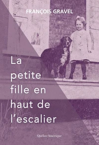 La petite fille en haut de l'escalier