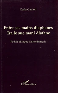 Entre ses mains diaphanes