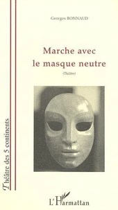 Marche avec un masque neutre