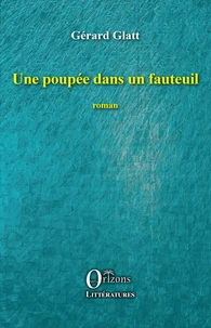 Une poupée dans un fauteuil