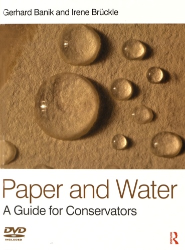 Gerhard Banik et Irene Brückle - Paper and Water: A Guide for Conservators. 1 DVD