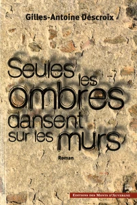 Seules les ombres dansent sur les murs