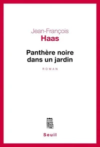 Panthère noire dans un jardin