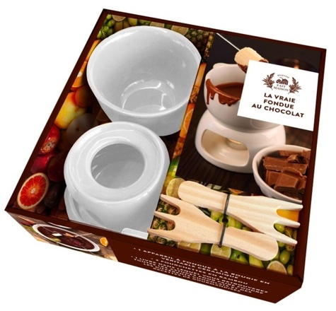Coffret La vraie fondue au chocolat. Contient : 1 appareil à fondue à la bougie en véritable céramique, 2 fourchettes en bambou, 1 livre de recettes