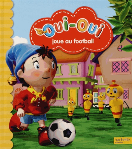  Hachette - Oui-Oui joue au football.