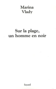 Sur la plage, un homme en noir