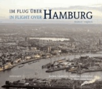 Im Flug über Hamburg - In Flight Over Hamburg.