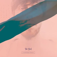 A distance égale