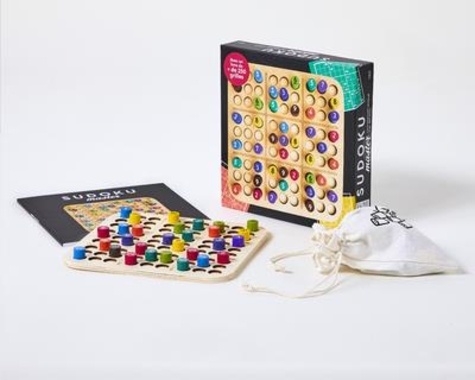 Coffret Sudoku master. Contient : 1 plateau en bois, 81 jetons, 1 pochon et 1 livre