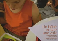 Un bébé, un livre, une voix