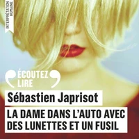 La dame dans l'auto avec des lunettes et un fusil