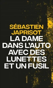 La Dame Dans L'Auto Avec Des Lunettes Et Un Fusil