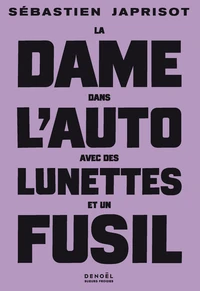 La Dame dans l'auto avec des lunettes et un fusil