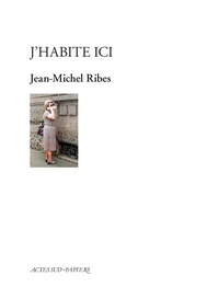 Jean-Michel Ribes - J'habite ici - Pièce en douze appartements, une concierge dans l'escalier et une rue devant.