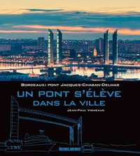 Un pont s'élève dans la ville