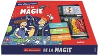Jérôme Sauloup et Laure Cacouault - A la découverte de la magie ! - AVec 1 jeu de 52 cartes, 5 faux billets, 1 carte magicien, 1 corde, 3 ballons, 2 anneaux, 3 billes, 1 foulard, 1 dé, 1 baguette magique.