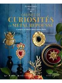 Cabinet de Curiositiés en métal repoussé