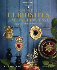 Cabinet de Curiositiés en métal repoussé