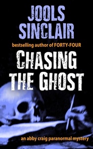  Jools Sinclair - Chasing the Ghost - An Abby Craig Paranormal Mystery, #2.