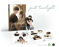 Just Twilight Tome 1 . Avec 4 polaroids, marque-page et planche de stickers, Edition collector