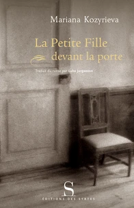 La petite fille devant la porte
