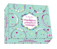  La fabricoterie - Mes bijoux prénoms et messages - Coffret avec 70 perles lettres, des perles coeur, 1 chaîne dorée, 1 fermoir, 3 anneaux, du fil de jade, du cordon, du fil de nylon, 1 pompon, des perles heishi, des perles dorées, des perles de rocaille, 4 perles à écraser.