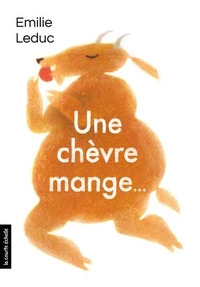 Une chevre mange