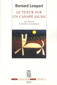 Le tueur sur un canapé jaune