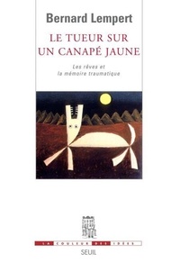 Le tueur sur un canapé jaune