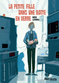 La petite fille dans une boîte en verre