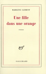 Une Fille Dans Une Orange