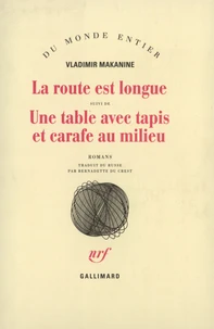 La route est longue, suivi de Une table avec tapis et carafe au milieu