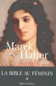 Sarah avec un livre illustré en cadeau Les Héroïnes de la Bible