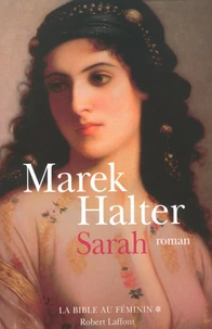 Sarah avec un livre illustré en cadeau Les Héroïnes de la Bible