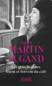 Les gens heureux lisent et boivent du café