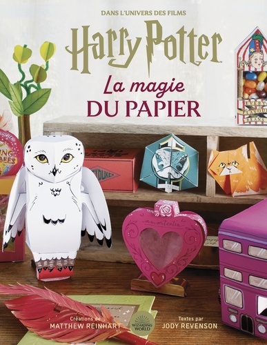 Dans l'univers des films Harry Potter, la magie du papier. 24 créations officielles inspirées du monde des sorciers