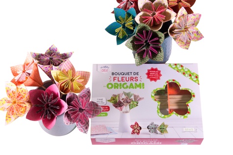 Bouquet de fleurs origamis. Avec 51 feuilles de papier origami et 10 tiges