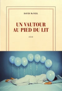 Un vautour au pied du lit