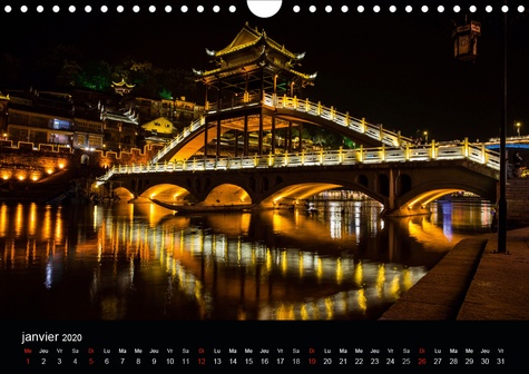 CALVENDO Places  Lumières et couleurs de Chine (Calendrier mural 2020 DIN A4 horizontal). Fenghuang a subi de très graves inondations en juin 2014. Cette petite ville du Hunan a t-elle retrouvé sa splendeur passée, qui est à découvrir avec les photos de ce calendrier. (Calendrier mensuel, 14 Pages )