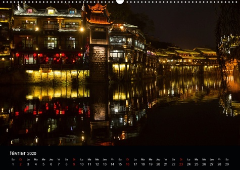 CALVENDO Places  Lumières et couleurs de Chine(Premium, hochwertiger DIN A2 Wandkalender 2020, Kunstdruck in Hochglanz). Fenghuang a subi de très graves inondations en juin 2014. Cette petite ville du Hunan a t-elle retrouvé sa splendeur passée, qui est à découvrir avec les photos de ce calendrier. (Calendrier mensuel, 14 Pages )