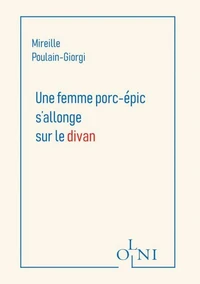 Une femme porc-épic s’allonge sur le divan