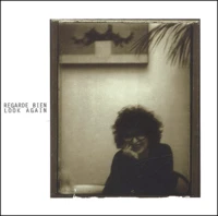 Regarde bien : Look again.