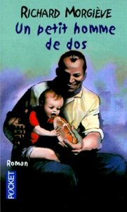 Un petit homme de dos