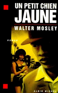 Un petit chien jaune