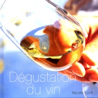 Nicolle Croft - Dégustation du vin.