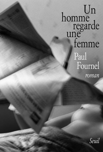 Un Homme Regarde Une Femme