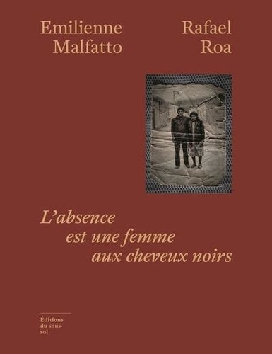 L'absence Est Une Femme Aux Cheveux Noirs