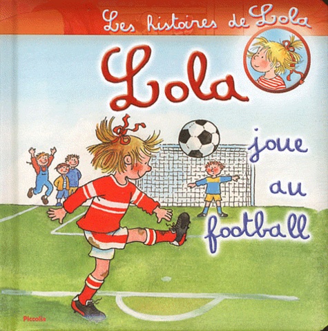Lola Joue Au Football