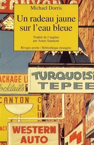 Un Radeau Jaune Sur L'eau Bleue