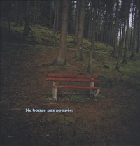 Ne bouge pas poupée